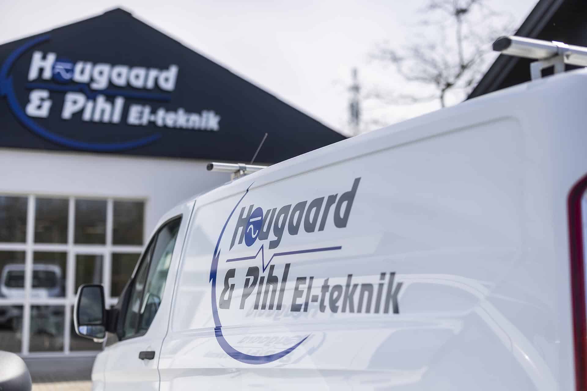 Hougaard & Pihl logo på facaden og firmabil